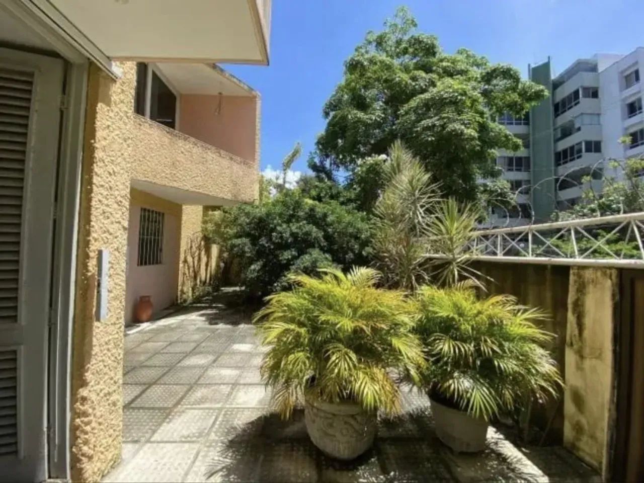 Vendo casa com 243 m2, 4 quartos e 5 wcs na Madalena - Recife - PE