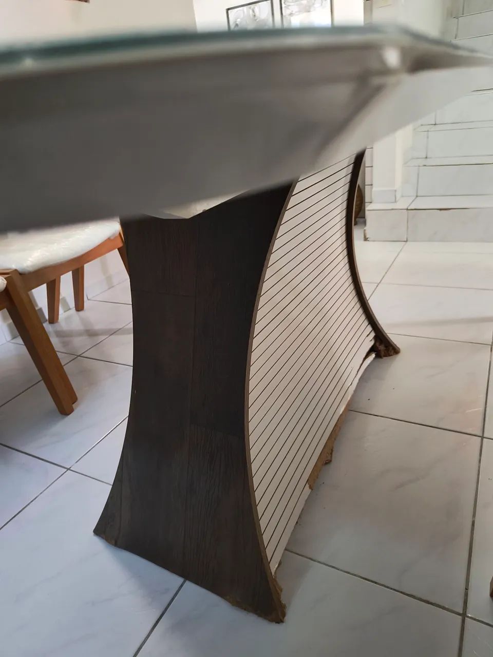 Mesa com tampo de vidro sem as cadeiras. - Foto 2