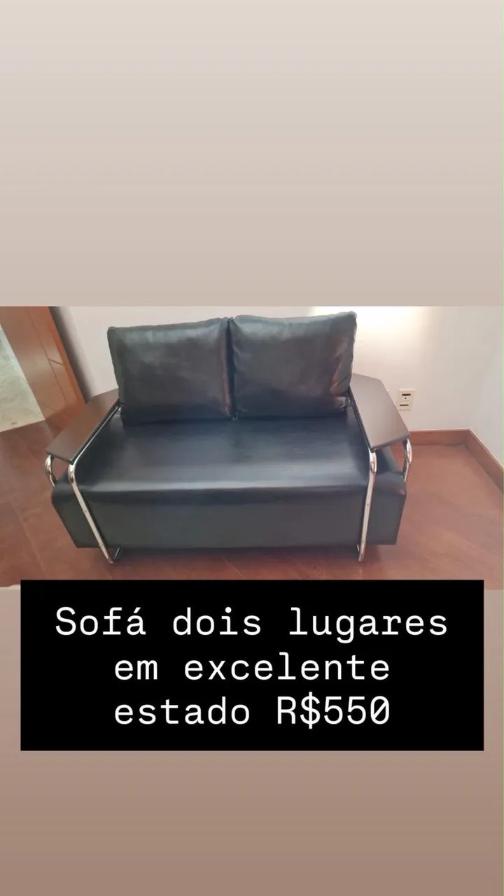 Sofá de dois lugares em couro