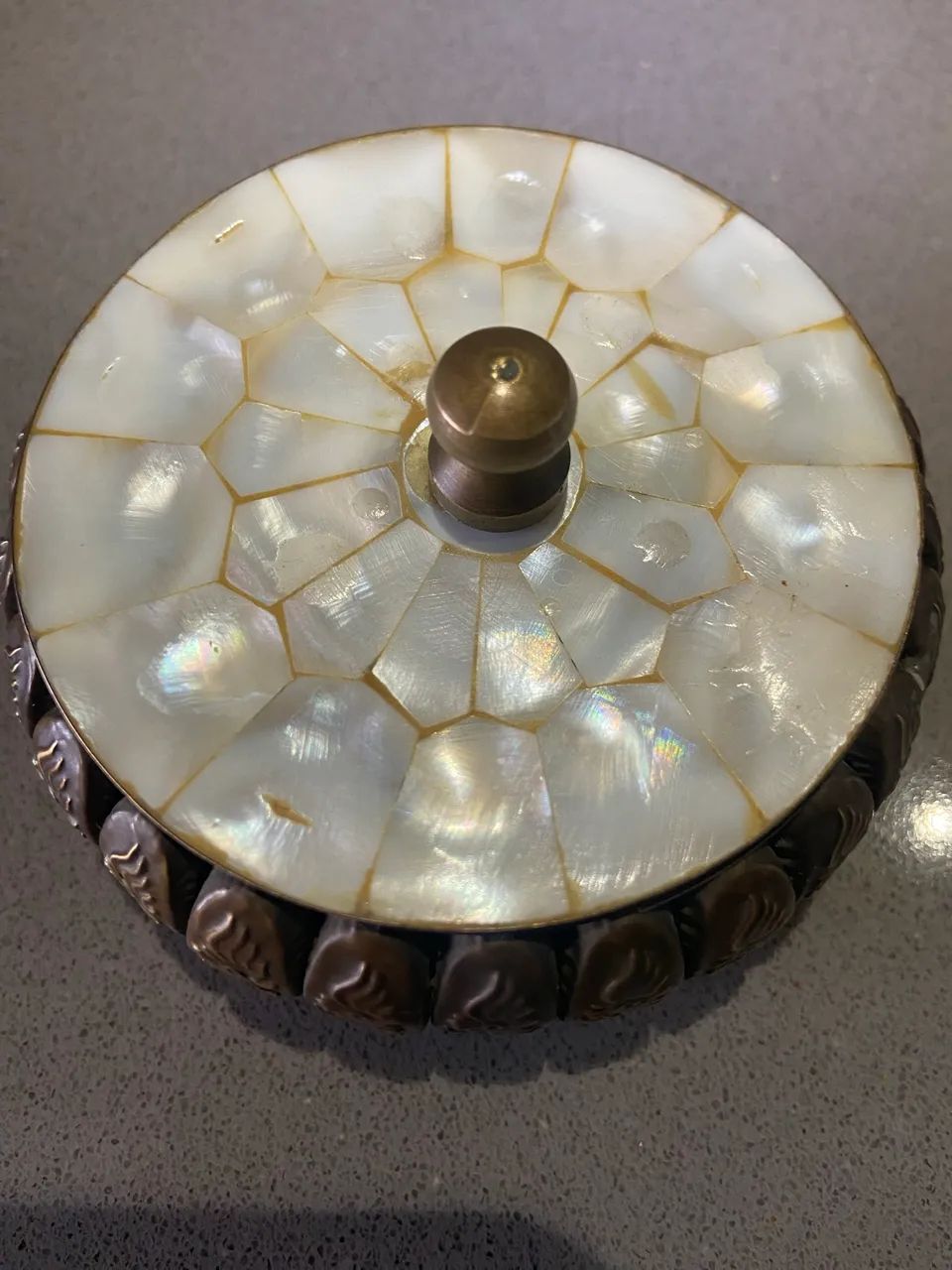 Antiga Caixa Redonda Indiana com Madrepérola e Bronze/Latão - Foto 2