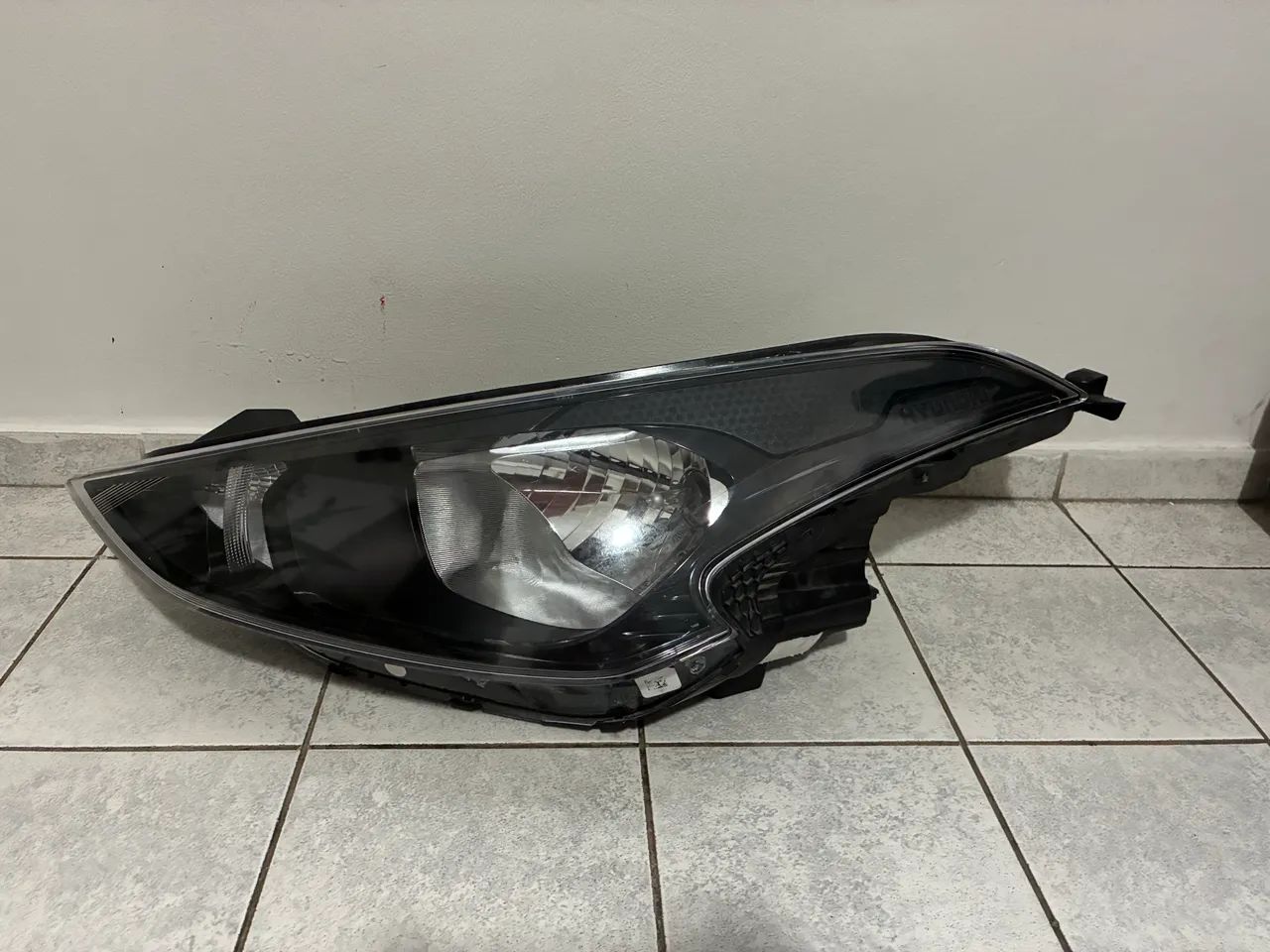 Farol HB20 2021 lado esquerdo