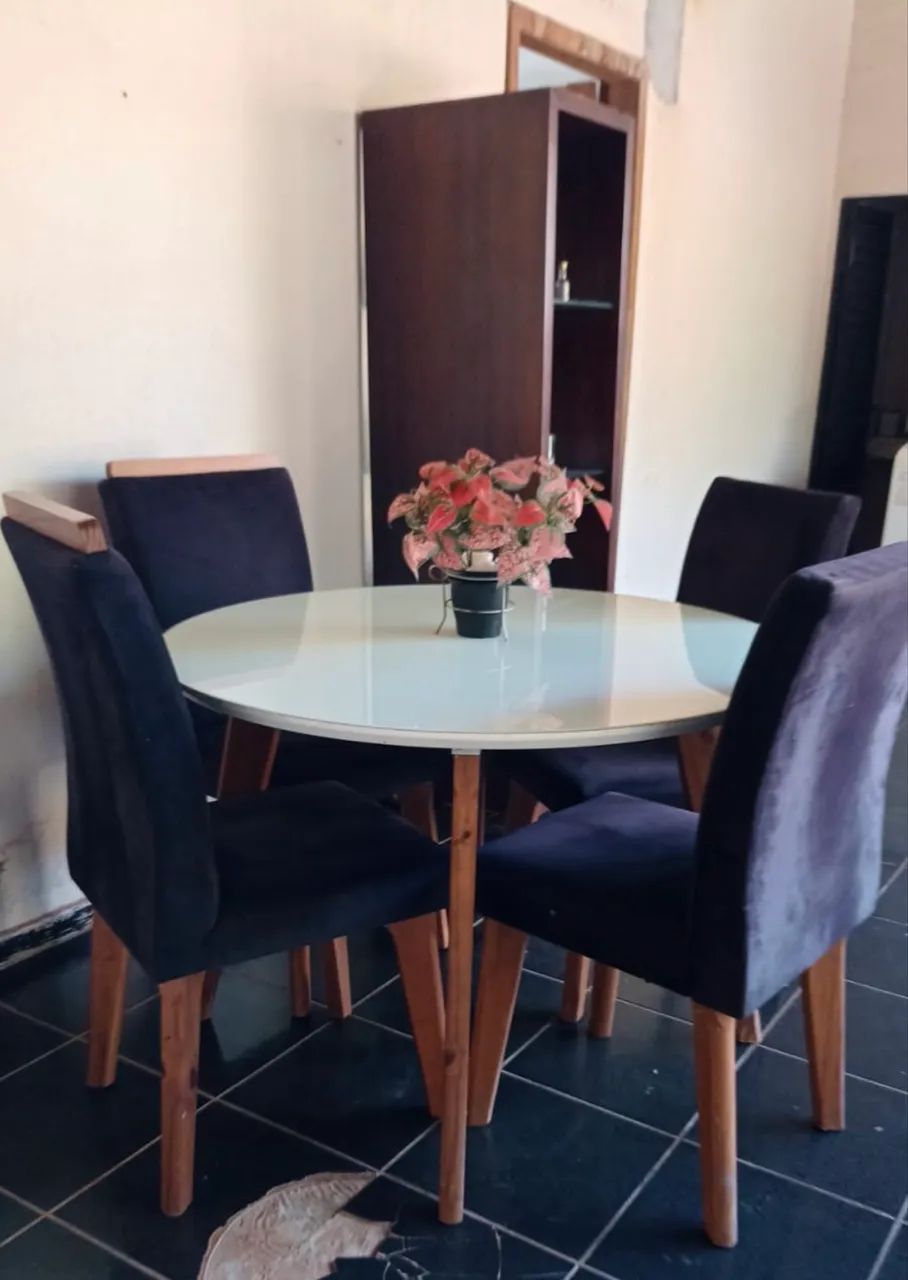 Mesa de jantar com 4 cadeiras 
