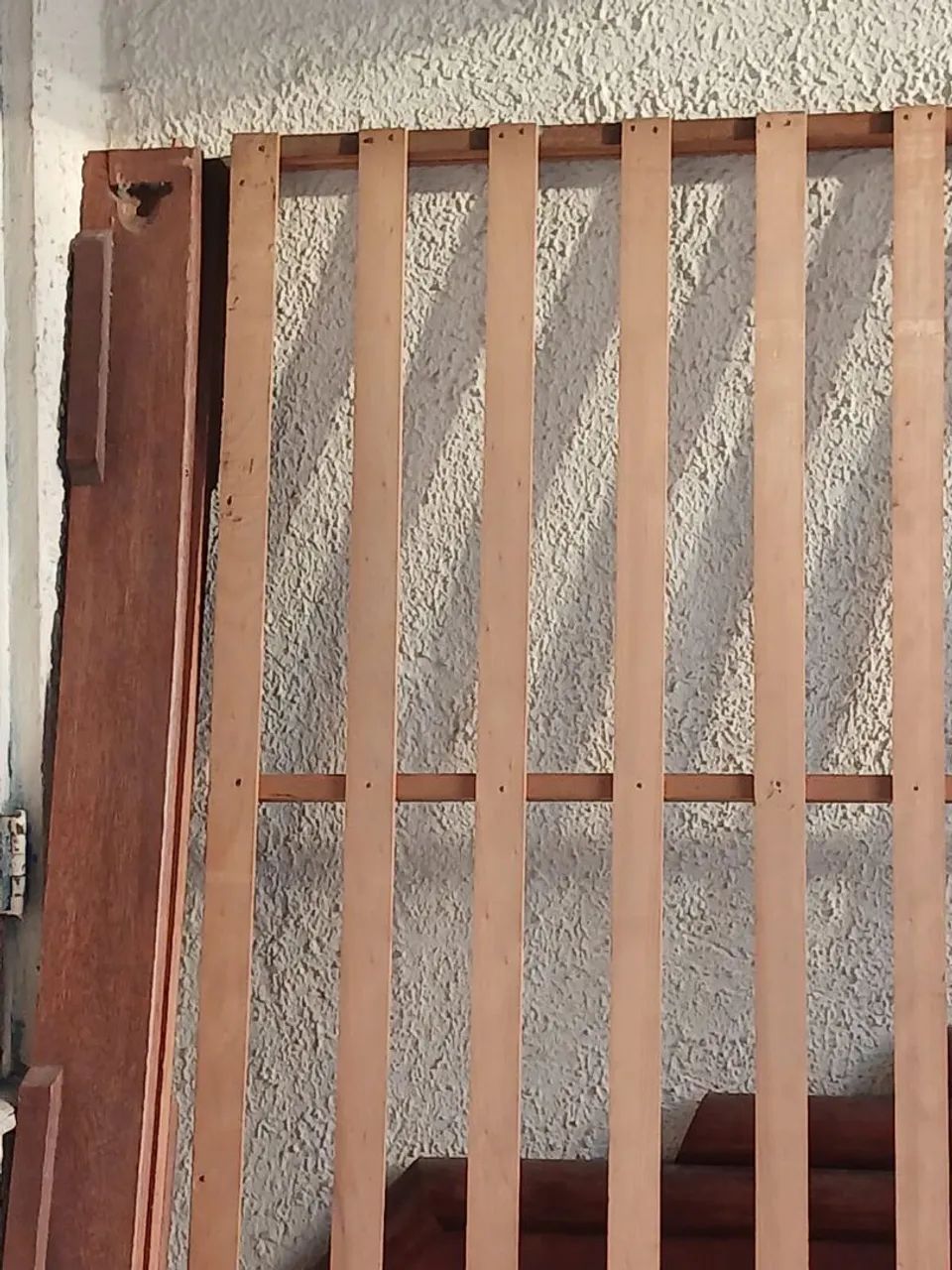Cama de casal com colchão de madeira - Foto 5
