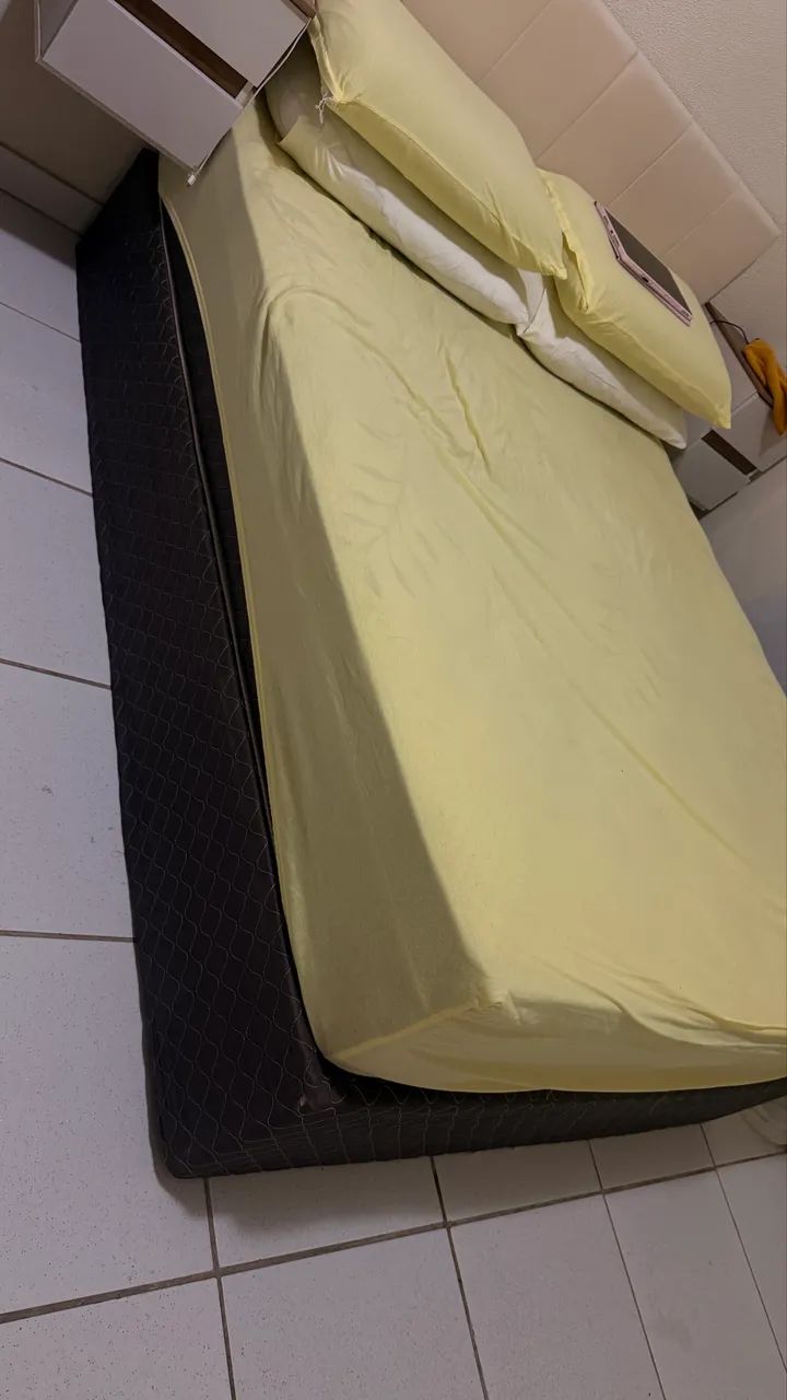 Cama e cabeceira 