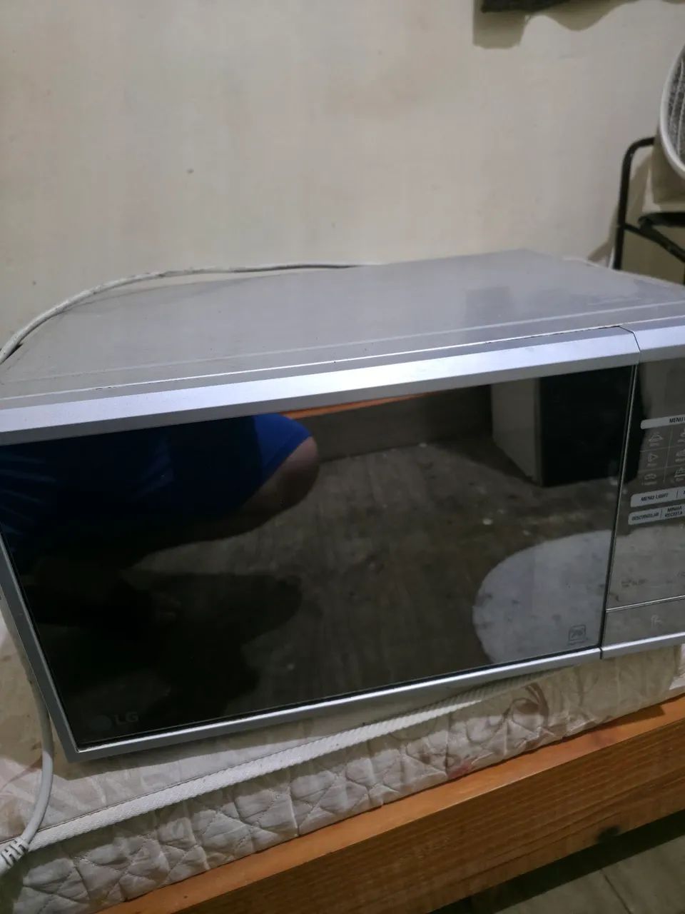 Vende-se microondas LG espelhado 30L - Foto 2