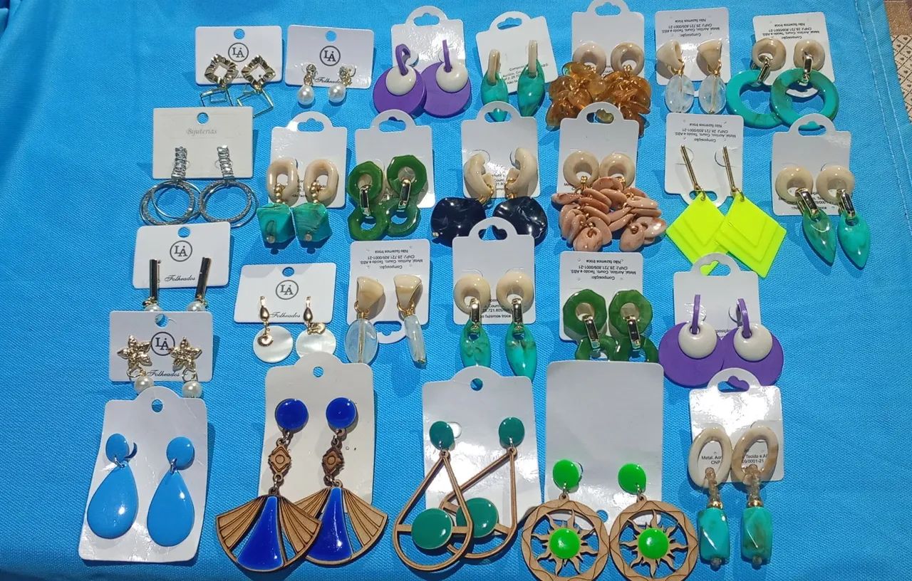 Brincos e acessórios feminino tem colar e cartelas de brincos