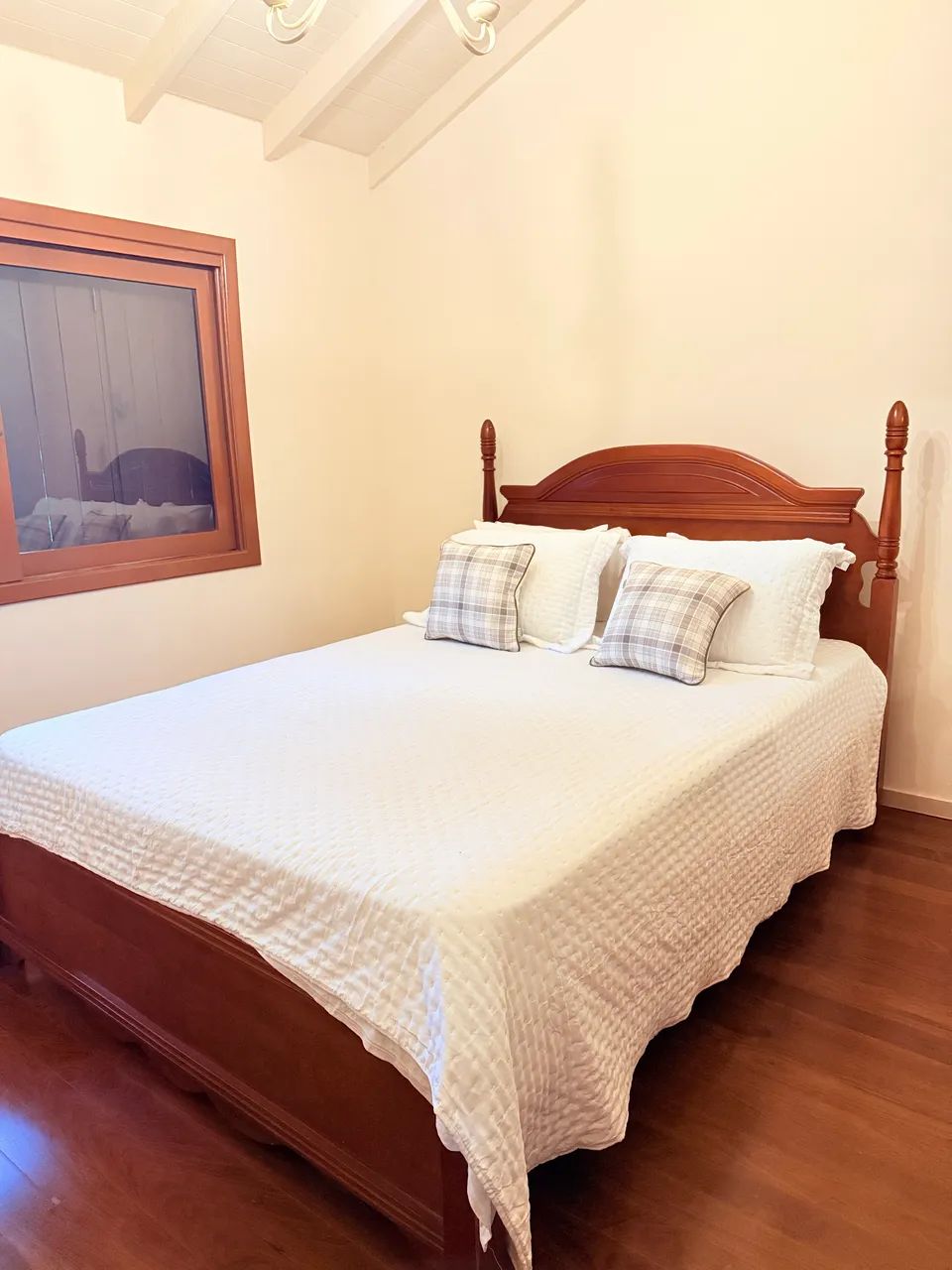 Cama queen e cômoda 