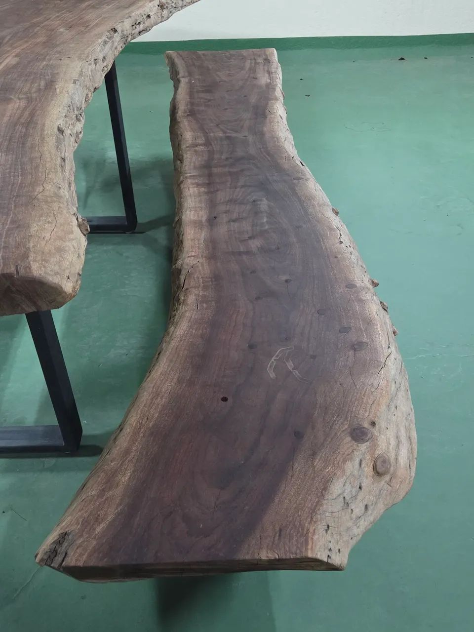 Mesa e bancos de madeira Angico com borda orgânica - Foto 5