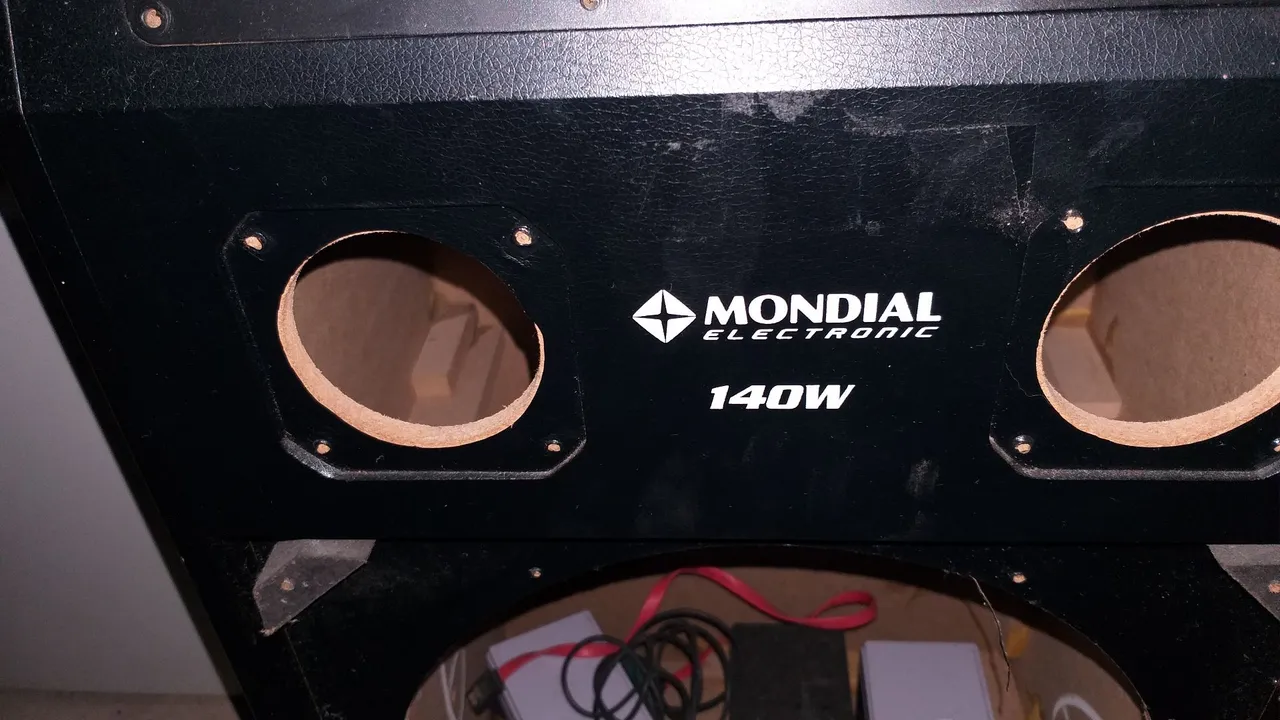 Gabinete de Madeira para Caixa de Som Amplificada Mondial CM01 Potência 140w Bivolt Leia