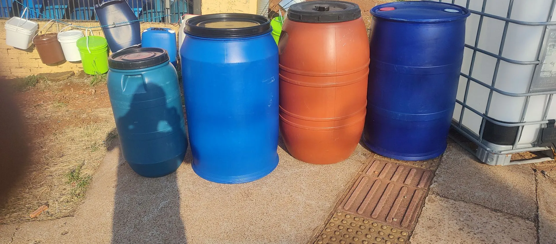 Containers tambores para flutuantes e galões de vários tamanhos e modelos