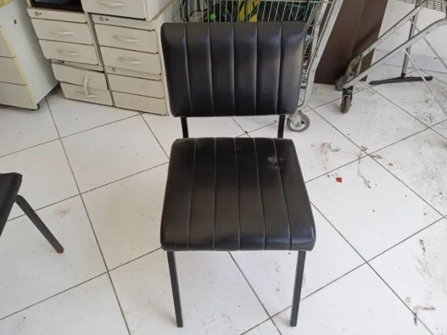 Cadeira de escritório estofada fixa s/ braços em Couro Ecológico / Aço Preto - Foto 2