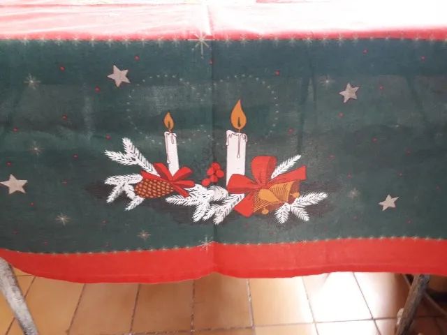 Vendo uma Toalha de Mesa  (Natal ) em tecido  + e um prato bandeja de natal redonda. - Foto 4