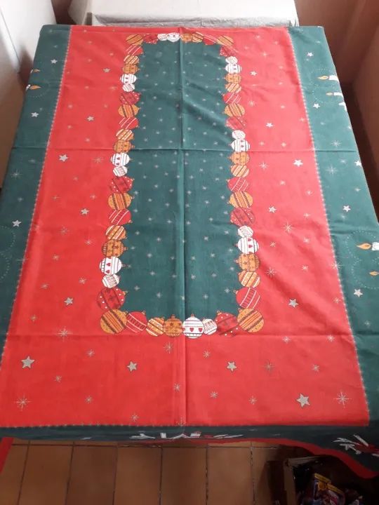 Vendo uma Toalha de Mesa  (Natal ) em tecido  + e um prato bandeja de natal redonda. - Foto 3