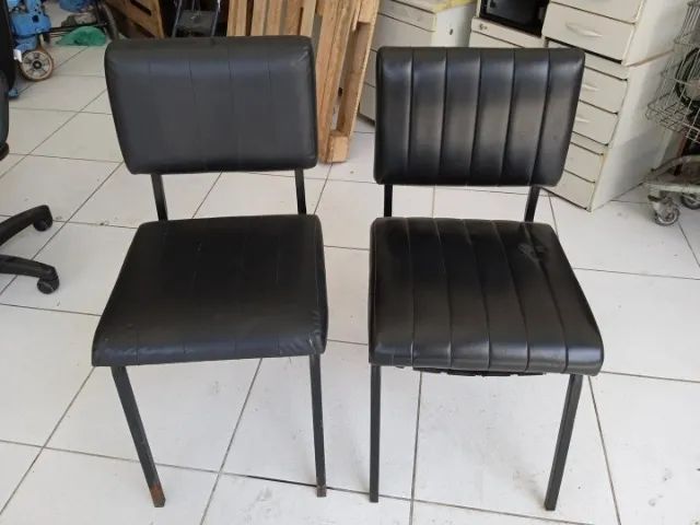 Cadeira de escritório estofada fixa s/ braços em Couro Ecológico / Aço Preto - Foto 3