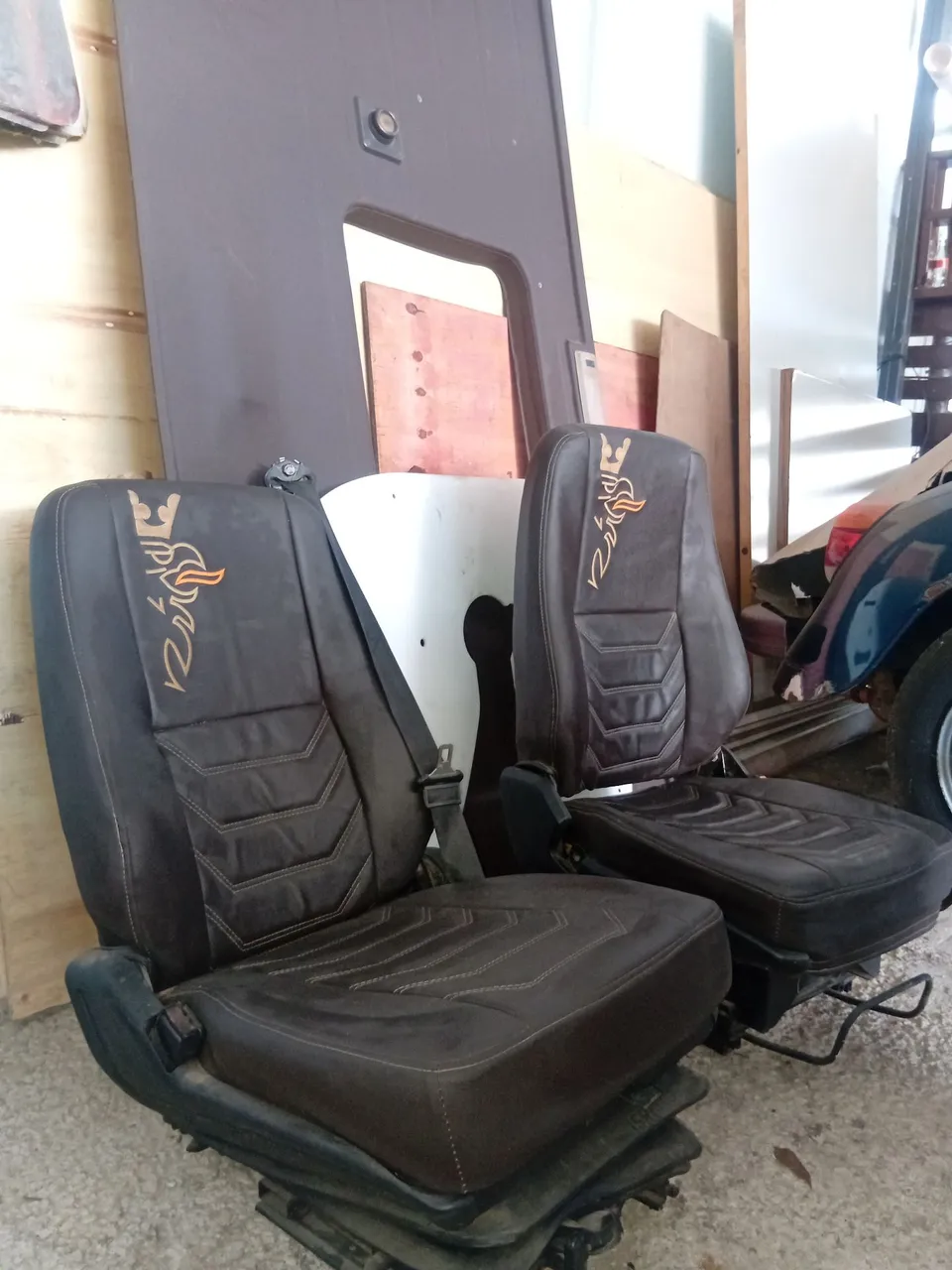 Par de bancos de caminhão com bordado