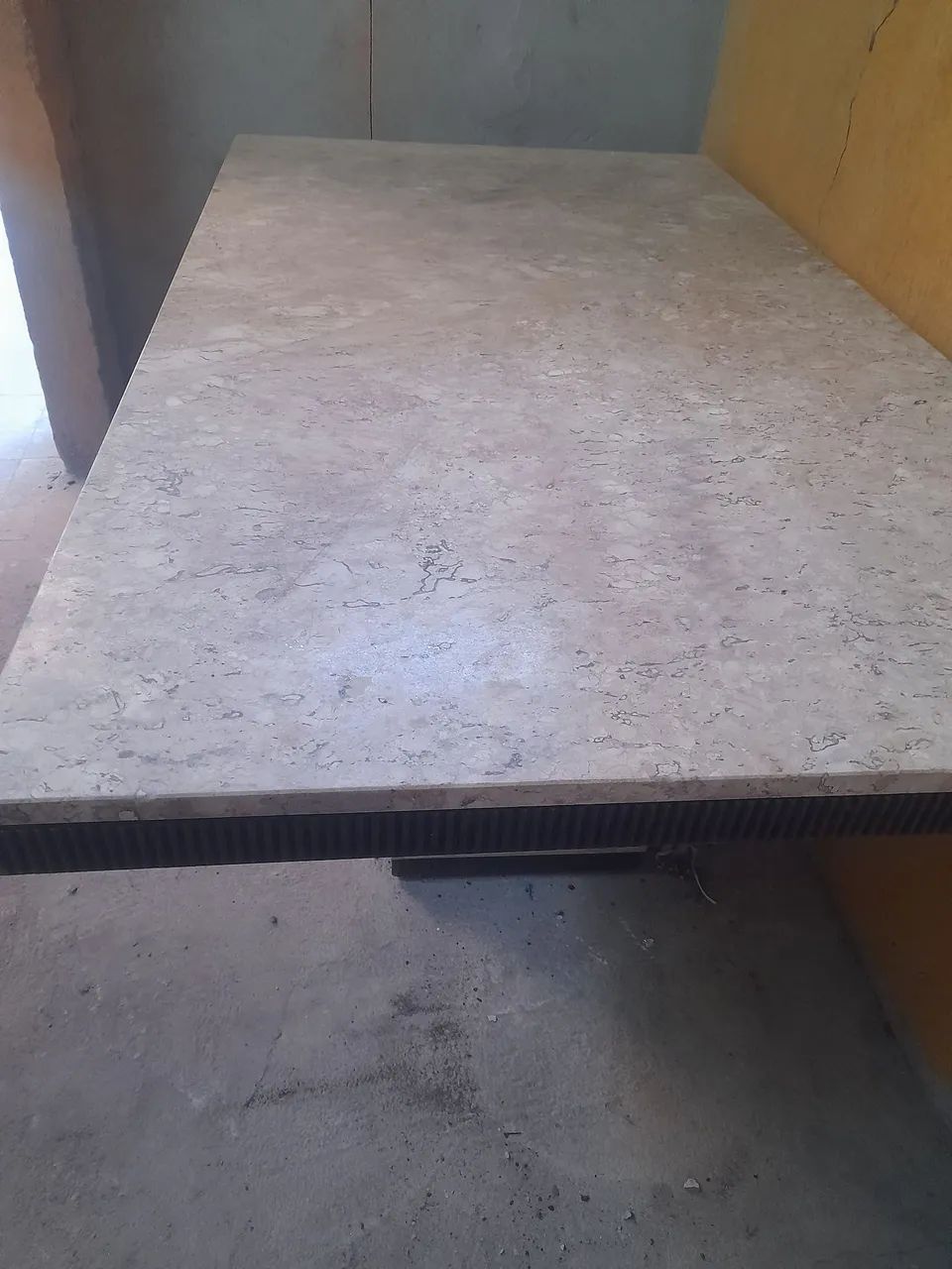 Mesa de mármore sem cadeira