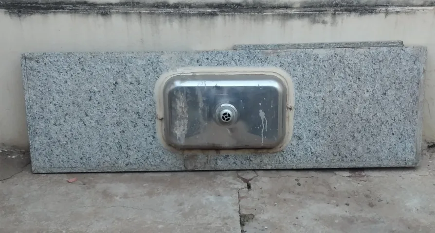 Pia de granito 1m80cm com cuba em Inox