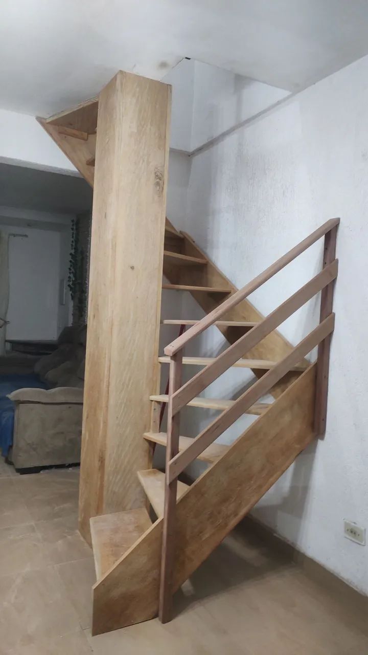 Escada de madeira caracol 