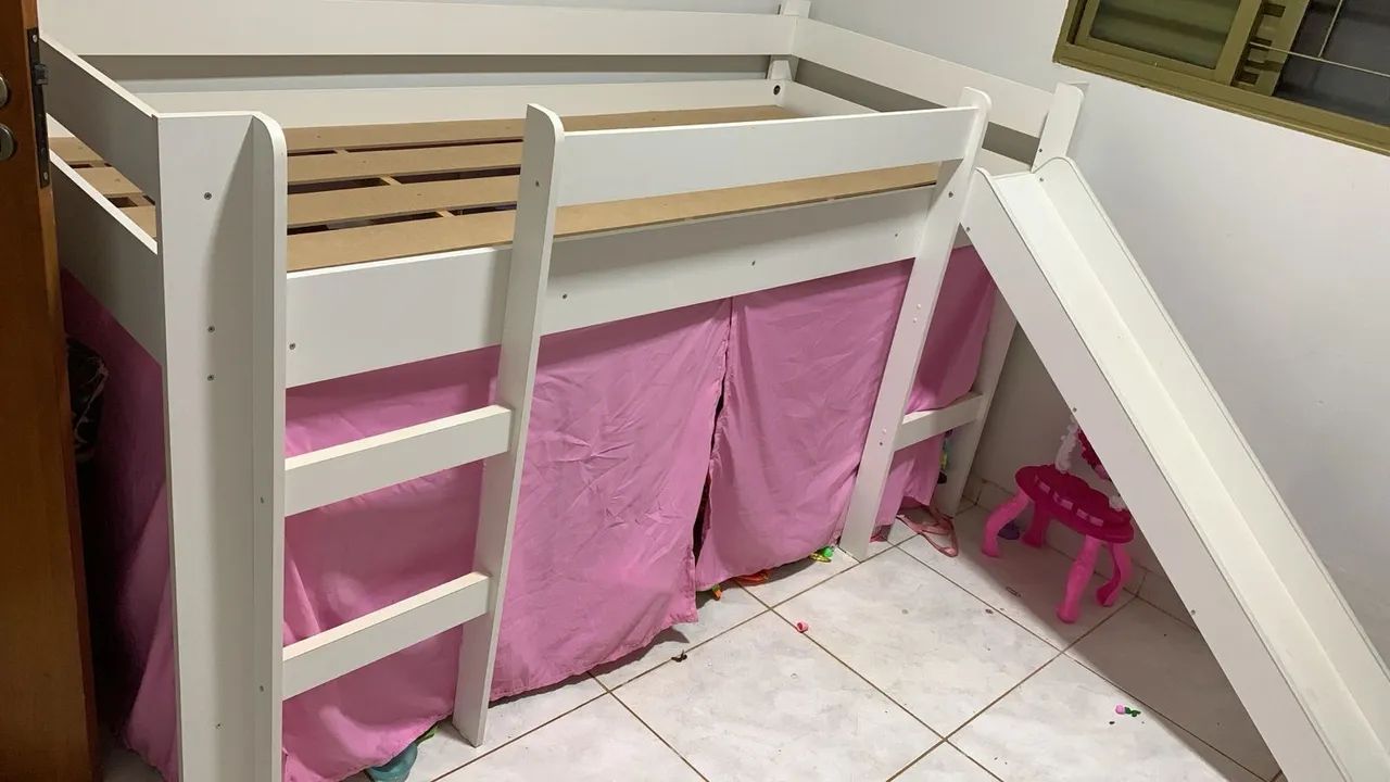 Cama infantil com escorregador e cortina 