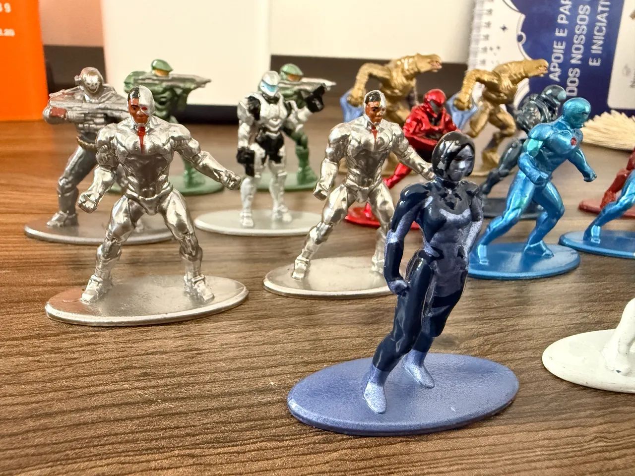 16 miniaturas variadas jada marvel e halo