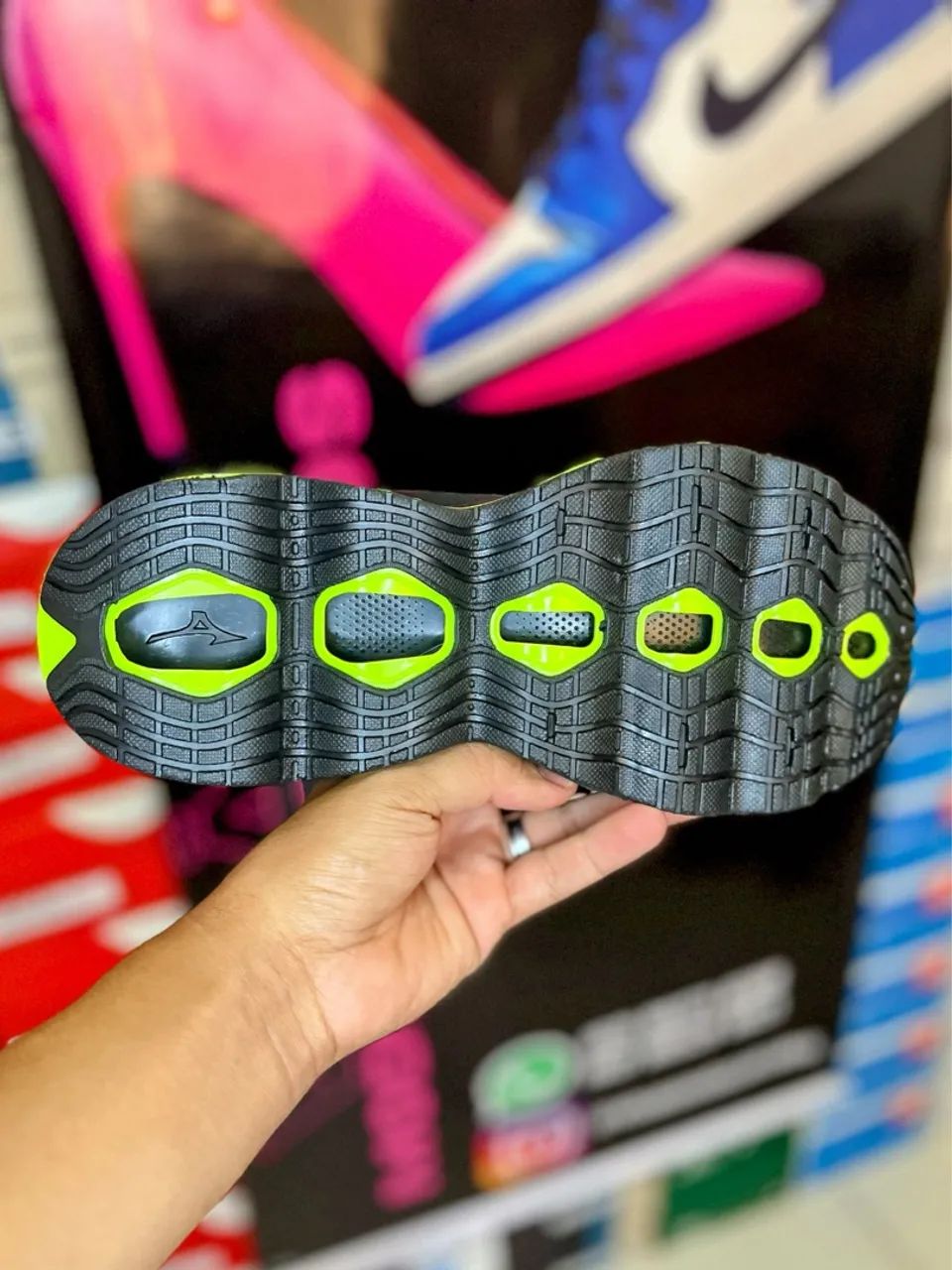 Tênis Esportivo Preto com Detalhes em Neon - Foto 4