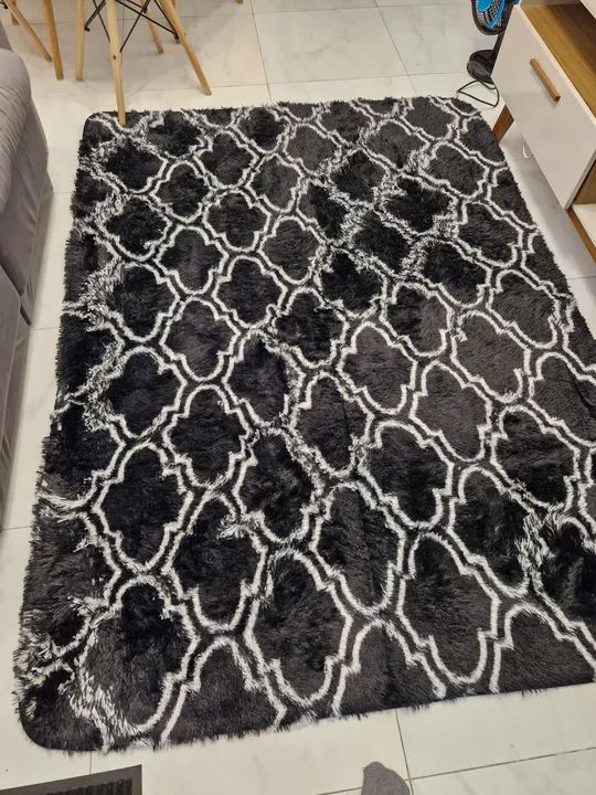 NOVO - Lindo Tapete Peludo Preto e Branco