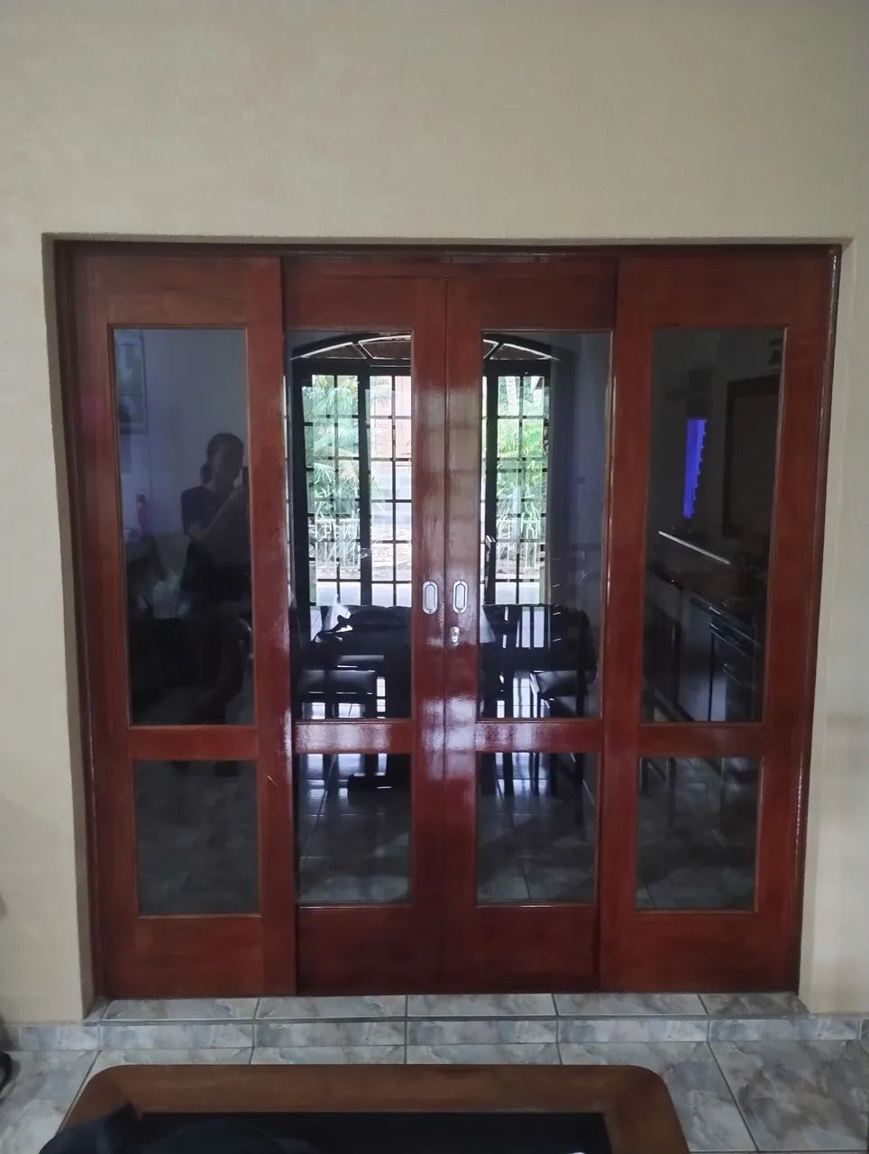 Porta de madeira maciça com vidros - Foto 3