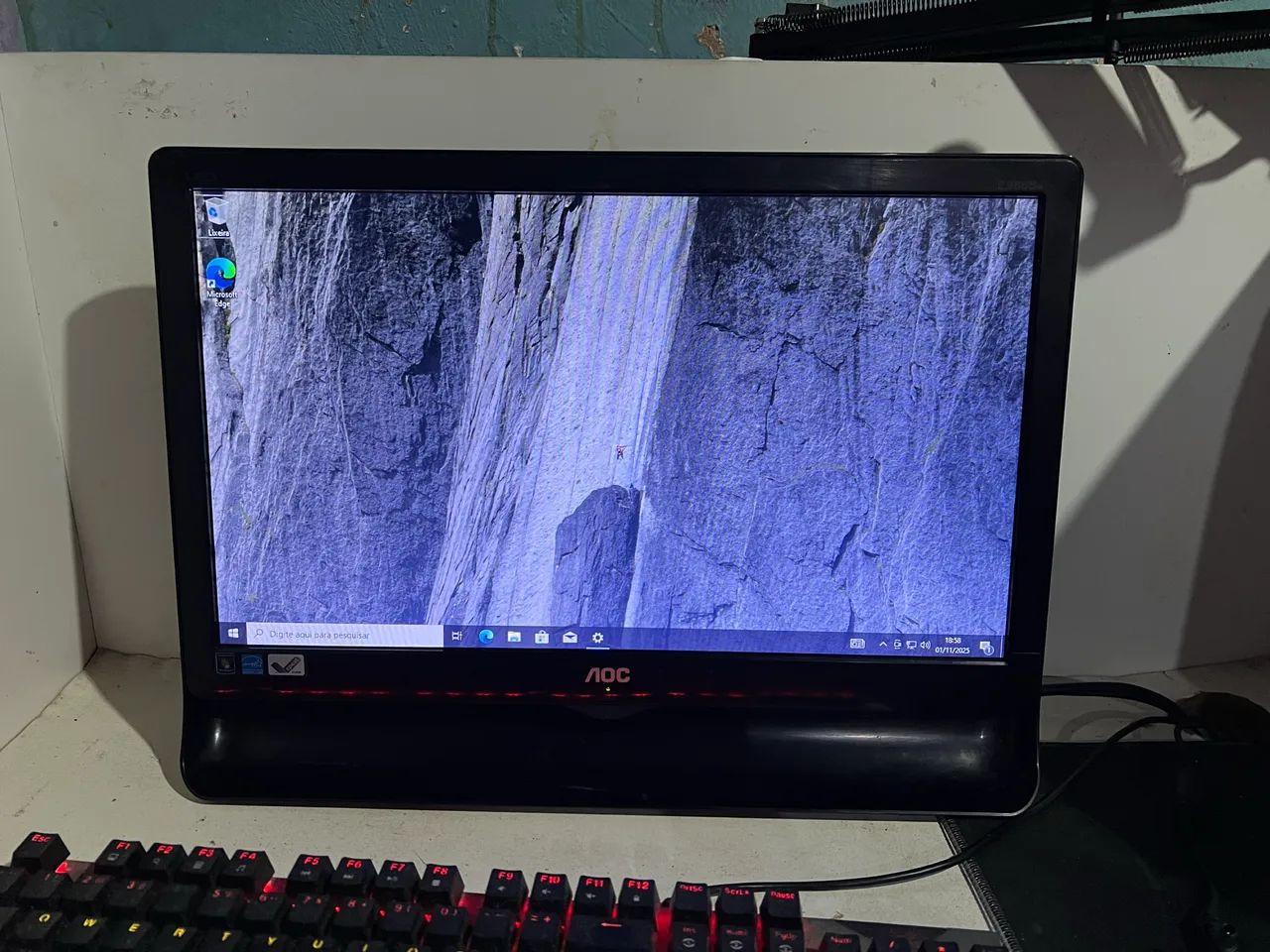 AOC 19-inch Monitor PERFECT!!!!64264604465923120