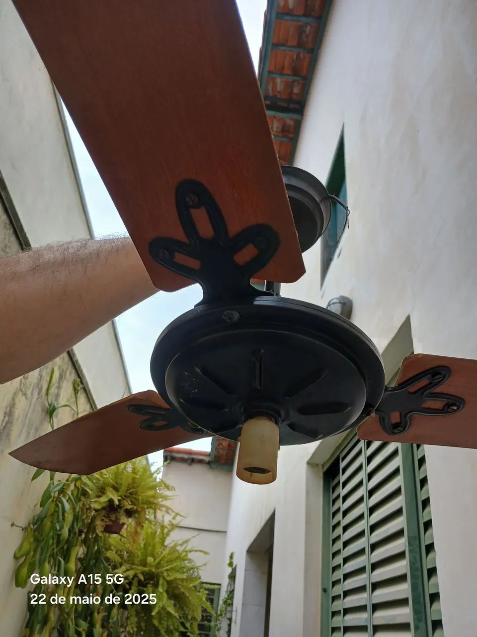 Ventilador de teto retrô com design clássico