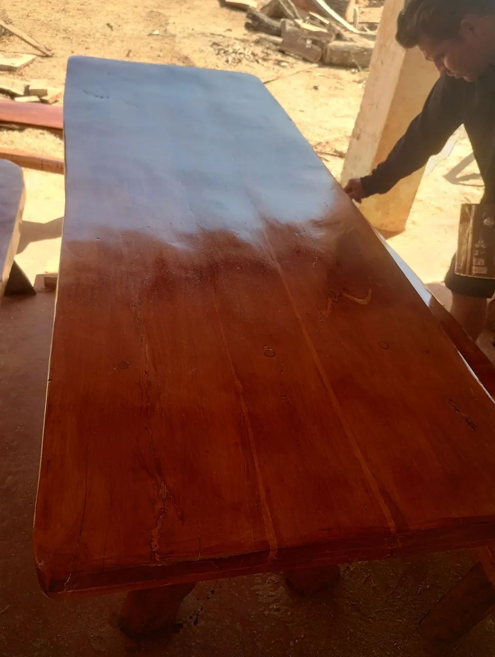 Mesa de madeira maciça