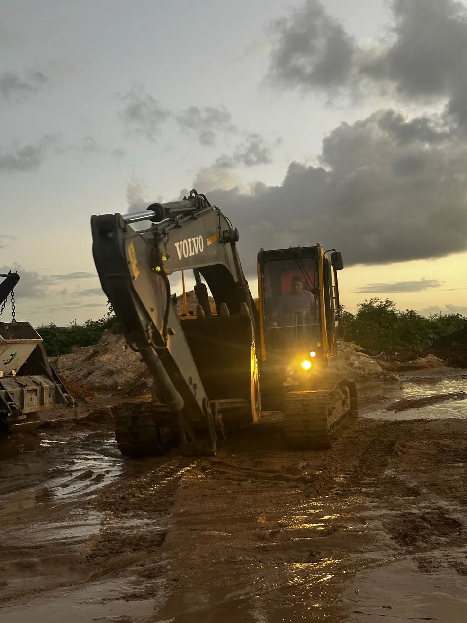 Oportunidade! Escavadeira EC210 BLC VOLVO - Foto 2