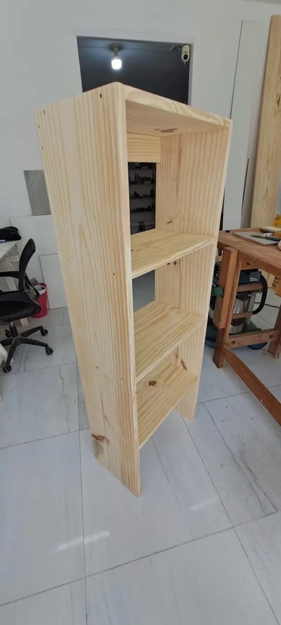 Estante com 4 prateleiras em pinus Tisbe