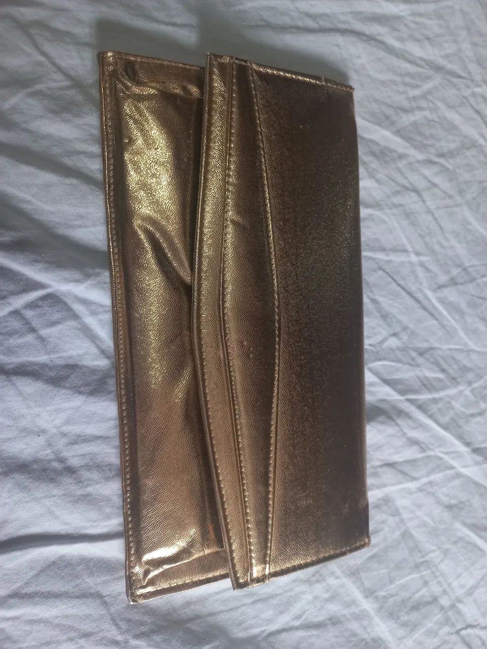 Bolsa dourada de mão para festa