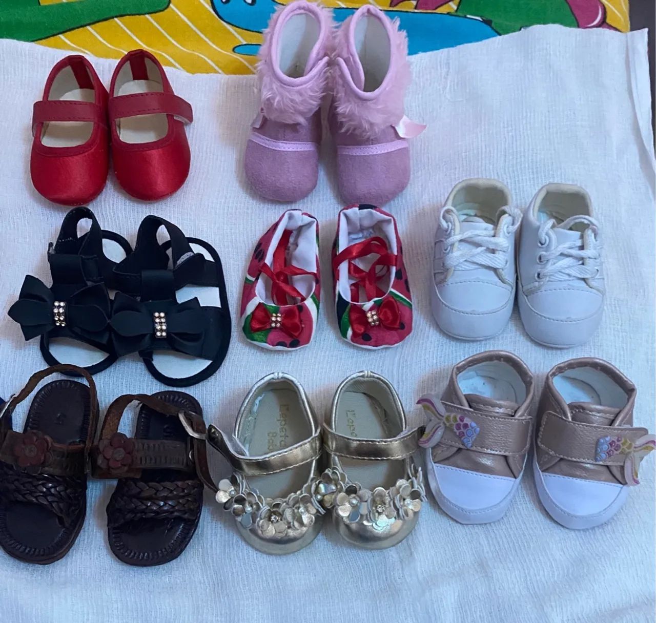 Lote de sapatos e sandálias de baby 
