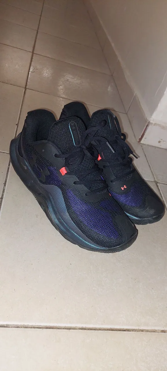 Tênis Under Armour Preto com Detalhes
