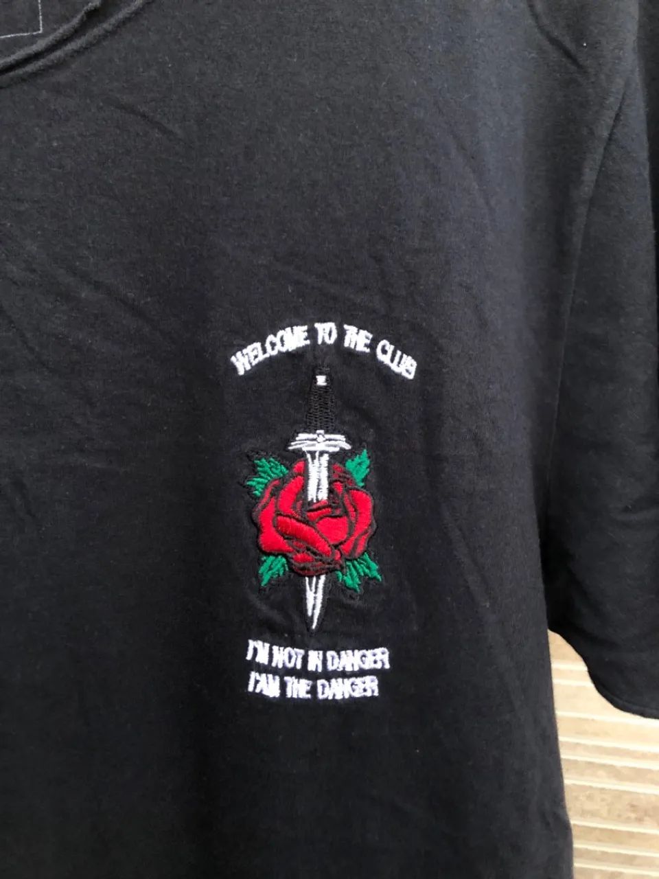 Camiseta preta com estampa de rosa e frase - G - Foto 3
