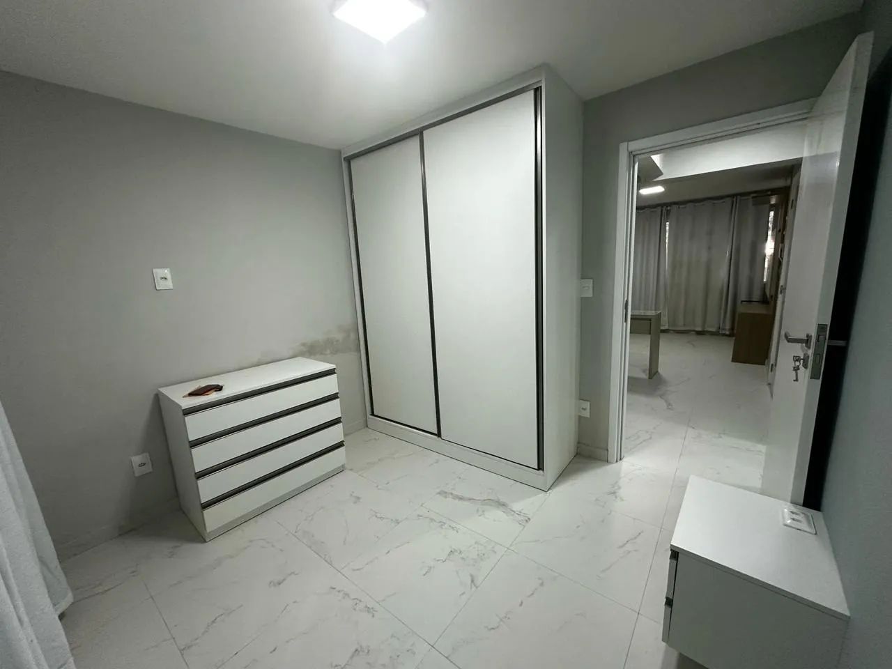 APARTAMENTO PARA ALUGUEL NA NAVEGANTES POSSUI 45 METROS REVESTIMENTOS NO PISO E ARMÁRIOS T - Foto 5