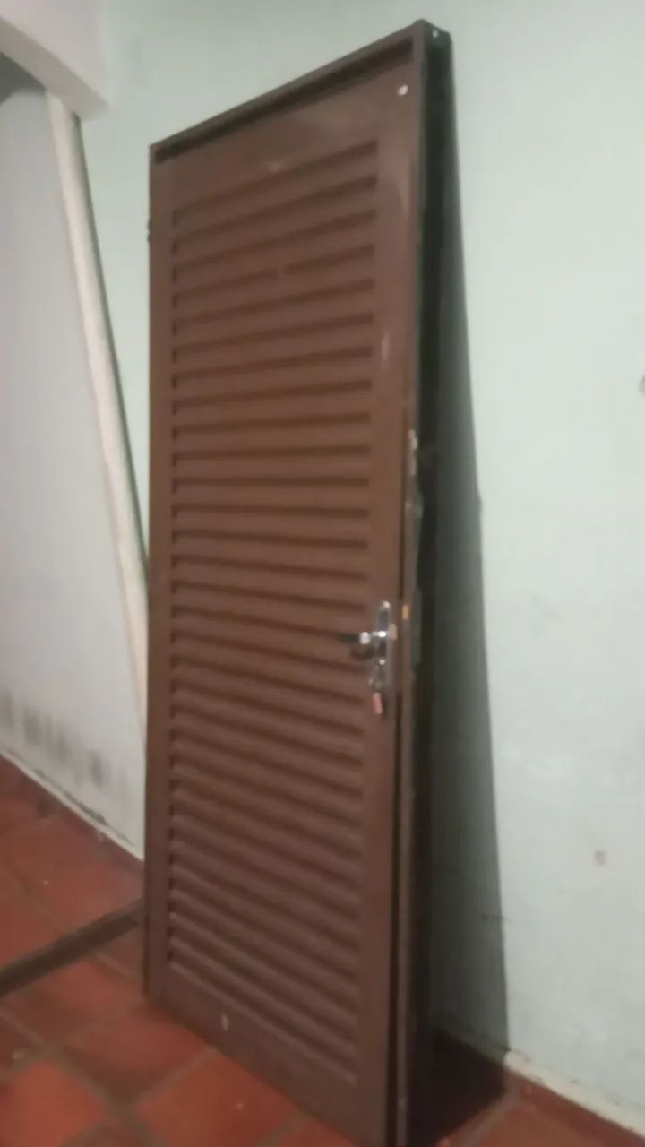 Porta de ferro com batente r chaves - Foto 2