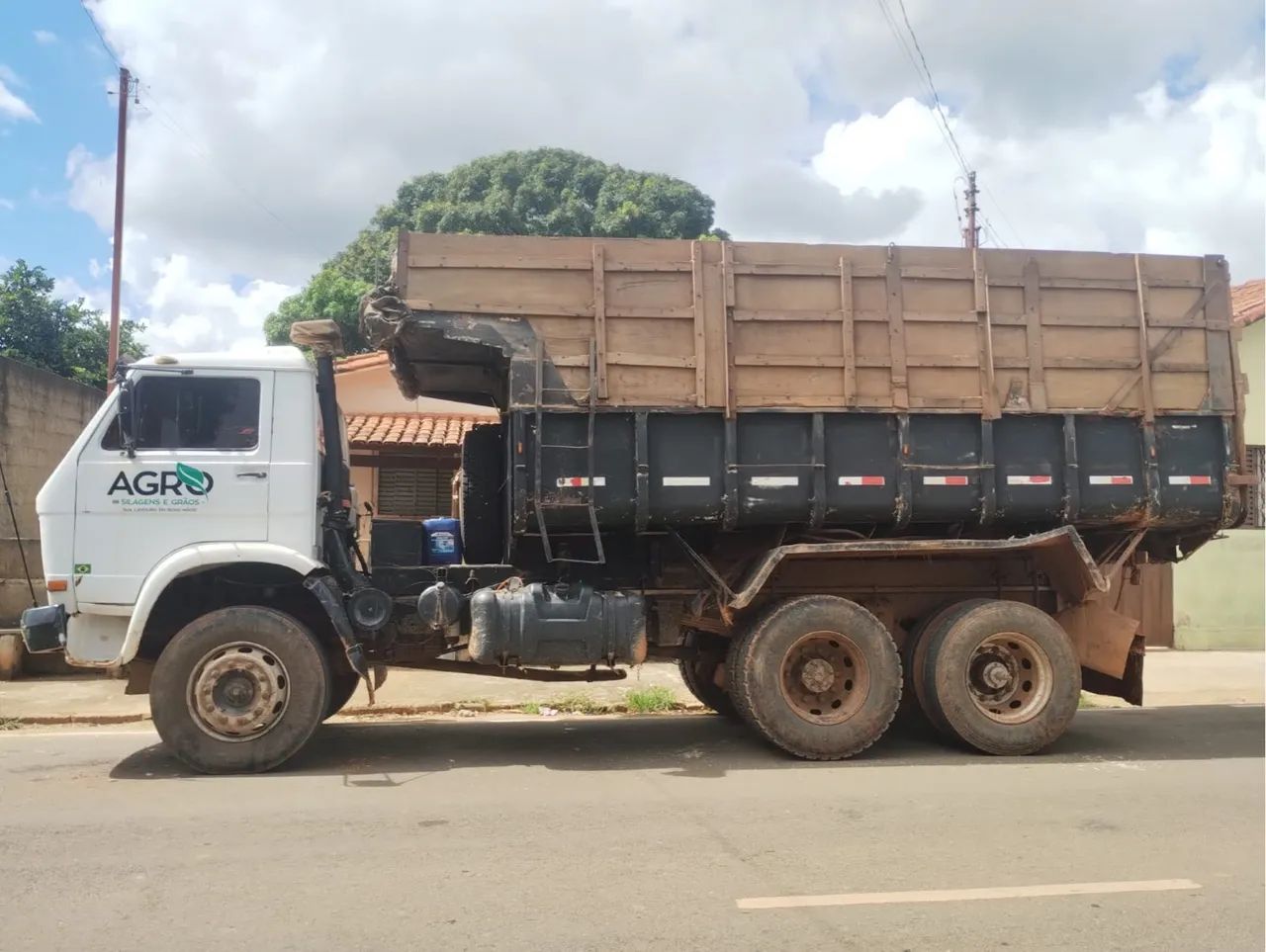 Vendo Caminhão truck basculante/aceito troca por carro comercial 