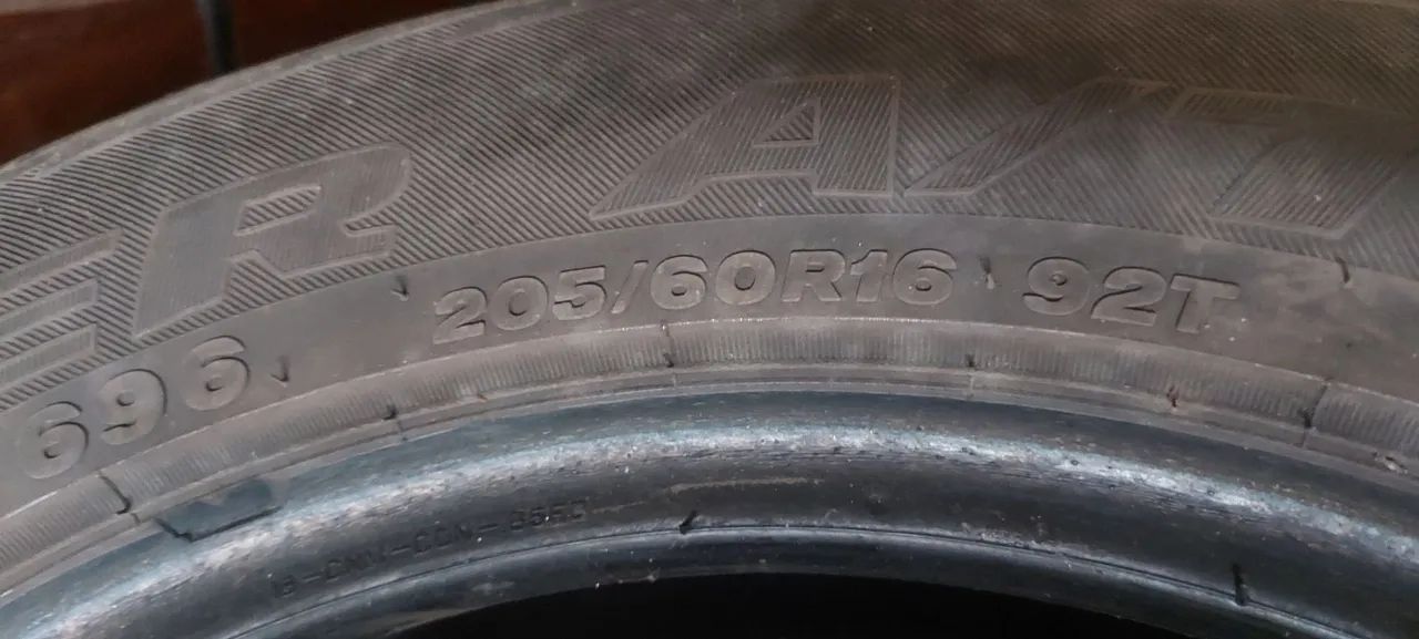 Dois pneus usados 205/60 R16 Bridgestone - Foto 3
