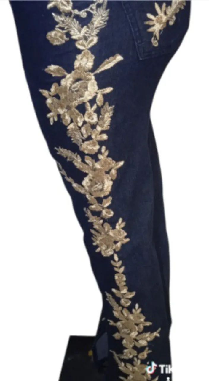Calça Jeans Flare com Zíperes e Detalhes Dourados - Foto 5