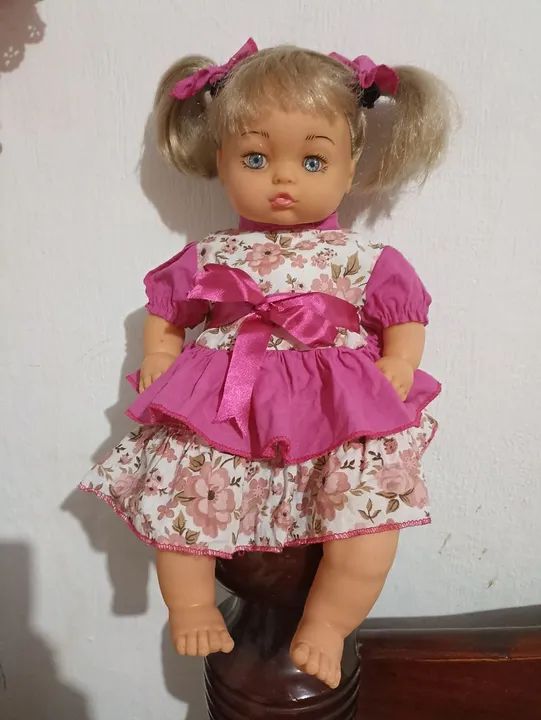 Lote com 2 Bonecas usadas com  vestido - Foto 5