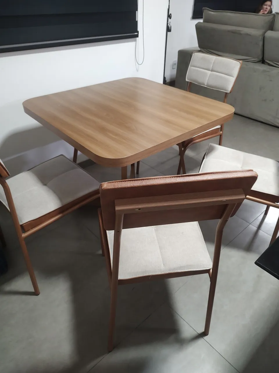 Conjunto Mesa de Jantar Quadrada com 4 Cadeiras