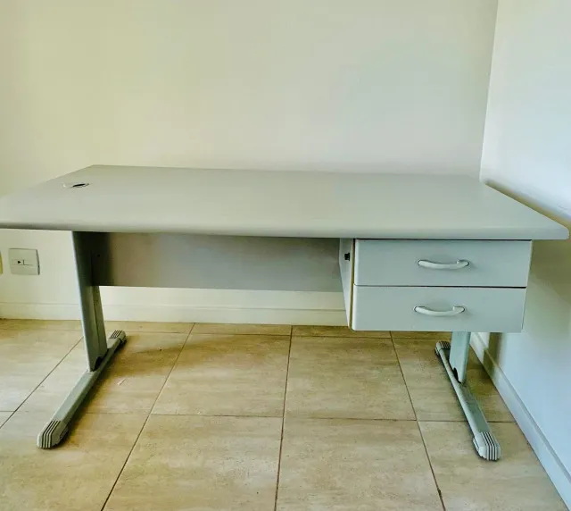 Mesa de Escritório/Home-office com duas gavetas com chave