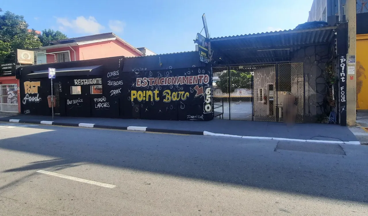Estacionamento, Restaurante e Barzinho.