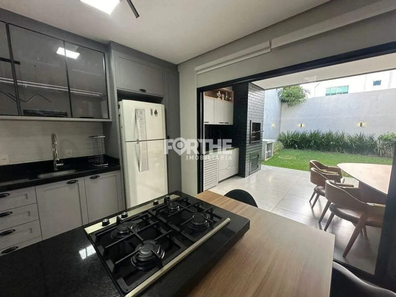 Sobrado à venda, 3 quartos, 1 suíte, 2 vagas, Continental Park - Cascavel/PR