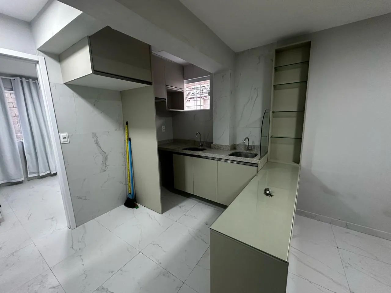 APARTAMENTO PARA ALUGUEL NA NAVEGANTES POSSUI 45 METROS REVESTIMENTOS NO PISO E ARMÁRIOS T - Foto 2