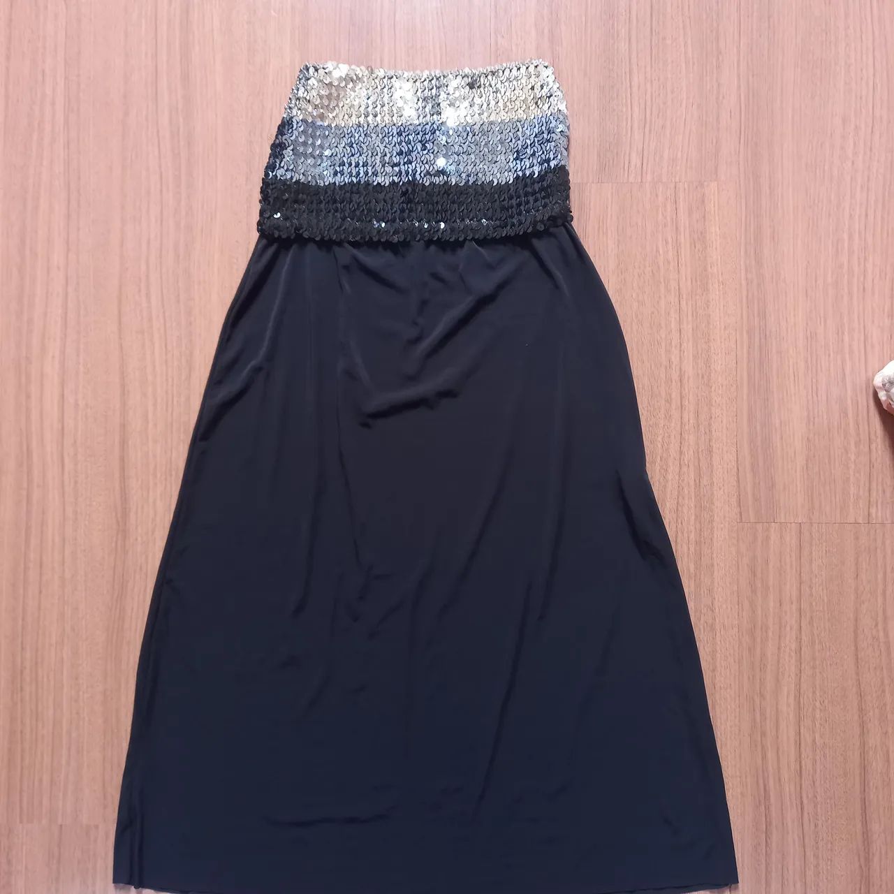 Vestido preto com detalhes em paetês