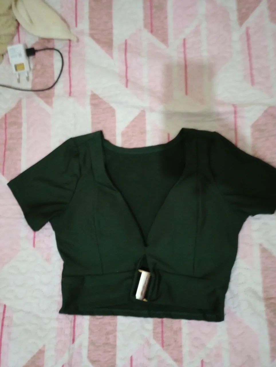 Top feminino verde com detalhe frontal