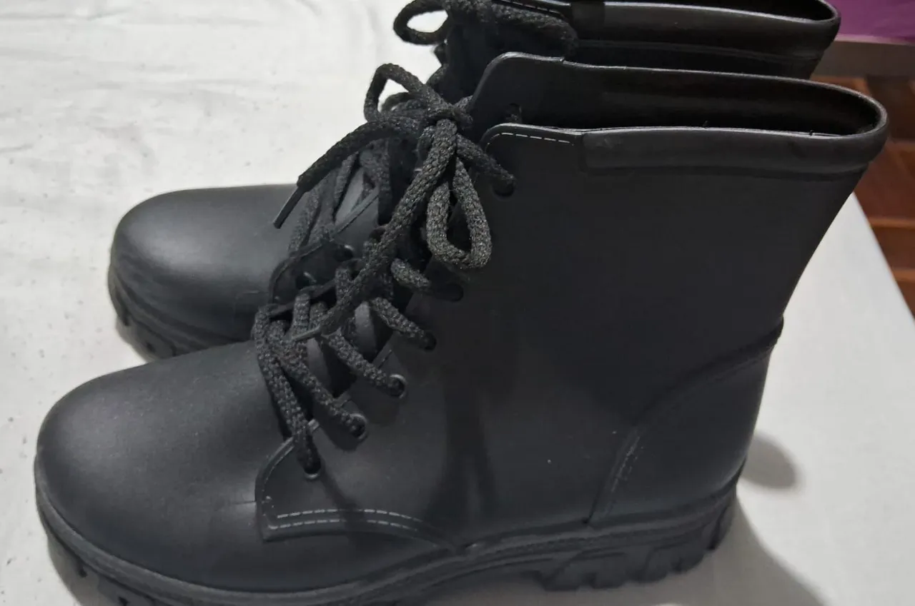 Bota preta infantil